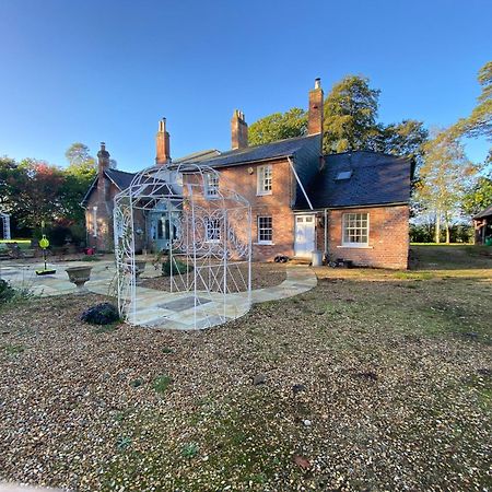 The Georgian Coach House:New Forest With Hot Tub フォーディングブリッジ エクステリア 写真