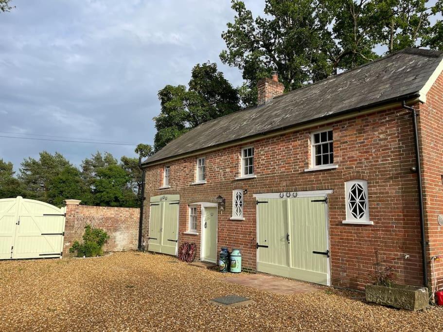 The Georgian Coach House:New Forest With Hot Tub フォーディングブリッジ エクステリア 写真